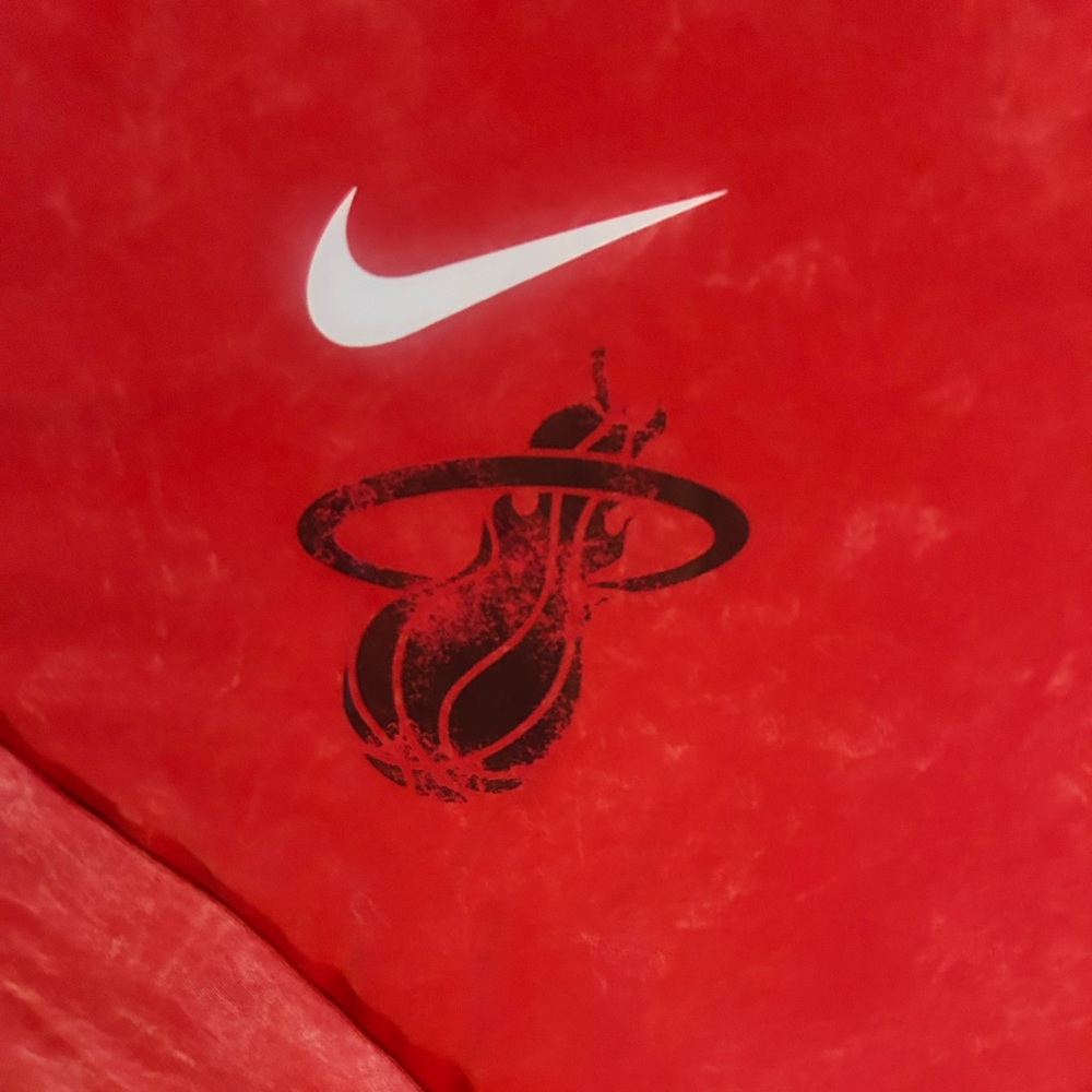 Miami Heat Courtside City Edition
Men's Nike NBA Men’s Long-Sleeve T-Shirt XL - Picture 13 of 13